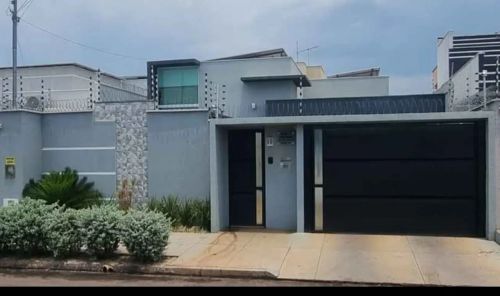 Casa com piscina, 3quartos sendo 1 Suíte com closet