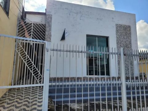 Salão Comercial + Apartamento nos Fundos - Ideal para Igreja ou Depósito