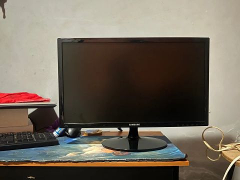 Monitor Samsung 24 polegadas.