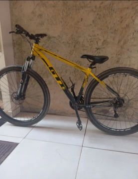 Uma bicicleta semi nova