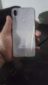 Celular Redmi Note 7 com a traseira trincada