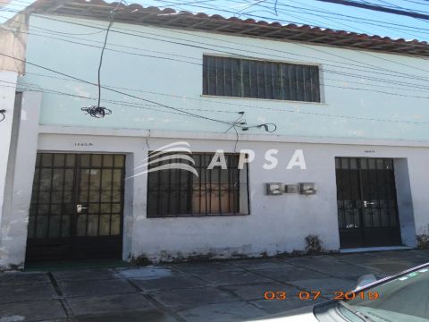 CASA NA PONTA GROSSA, NO 1° ANDAR, COM SALA, DOIS QUARTOS, WC SOCIAL, COZINHA, AREA DE SER