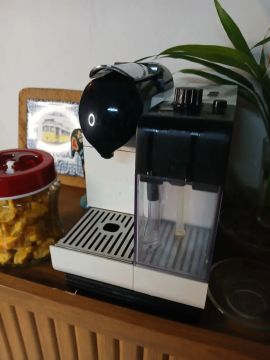Cafeteira Nespresso latissima com leite quente Automática