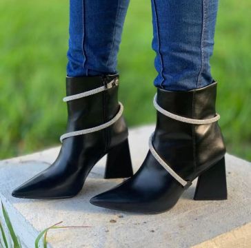 Botas pretas com detalhe em strass