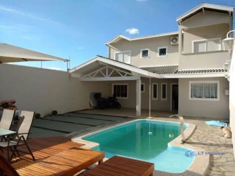 Casa com 3 dormitórios para alugar, 190 m² por R$ 6.613,47/mês - Villa Branca - Jacareí/SP