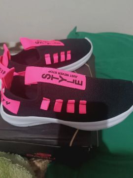 Tênis Feminino Estiloso Preto com Detalhes Rosa
