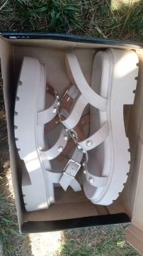 Sandálias Femininas Bege com Strass