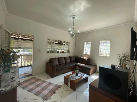 CASA NO JARDIM MONTANHES COM 3 QUARTOS E 4 VAGAS DE GARAGEM