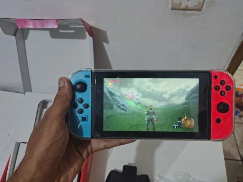 Nintendo Switch, na caixa, muito novo, com case de proteção 