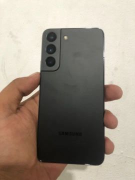 Samsung Galaxy S22 com caixa