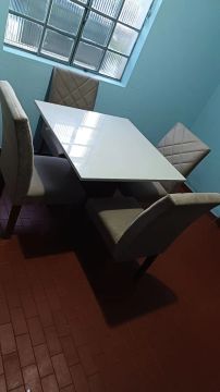 Mesa de Jantar Branca 4 Cadeiras tampo de vidro