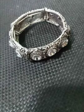 Pulseira com strass, ajustável no pulso. 