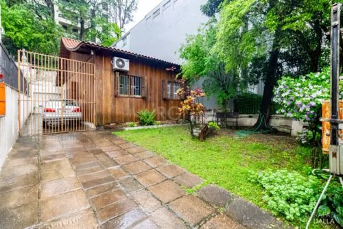 Porto Alegre - Casa Padrão - Mont SerratCasa mista, excelente terreno medindo 10,20 de fre