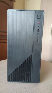 Computador Intel Xeon E5 2650V2 (8 núcleos, 12 threads), Vídeo 2GB, 16GB RAM. SSD 120GB