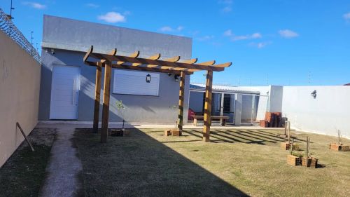 Terreno com area construída de 40m2,com pergolado de madeira para seu jardim