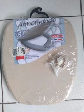 Assento para vaso sanitário almofadado, cor pessego, marca Astra.Novo, na embalagem.
