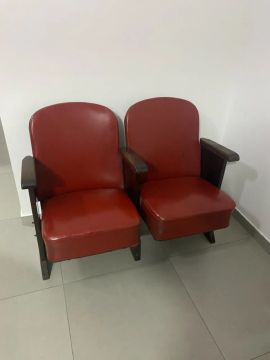 Poltronas antigas de cinema/teatro