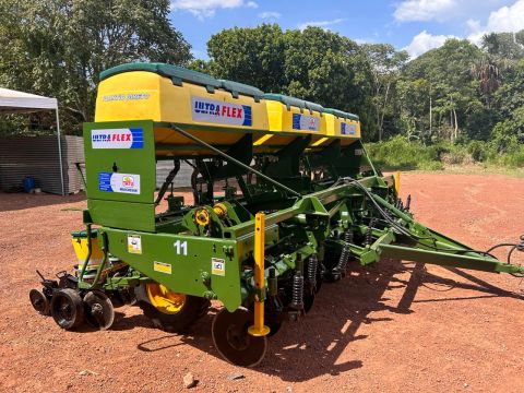 Vendo Plantadeira TATU ULTRA FLEX 11 LINHAS 