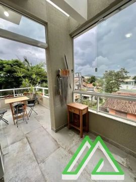 Bela Cobertura semi-mobiliada com 3 dormitórios sendo 1 suíte e terraço nos Ingleses Flori