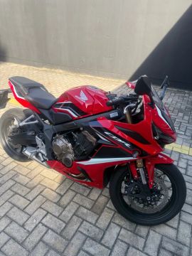 Moto Cbr 650R ano e modelo 2023 com apenas 2.200km, IPVA 2025 pago 