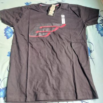Camiseta Preta com Logo Vermelho