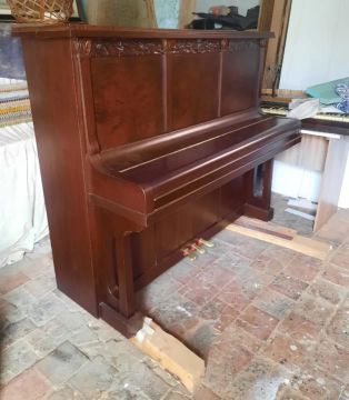 Piano Antigo em Madeira Maciça. ESSENFELDER 