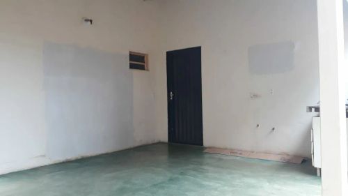 Casa com 2 suítes, 1 quarto, sala, cozinha, banheiro social, garagem e varanda.