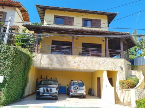 BS IMOBILIÁRIA ALUGA casa 5 quartos em Camboinhas, com 580 m² área útil, em condomínio fec