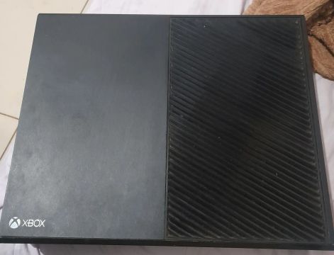 Xbox One 365 Gb com 4 jogos e um controle