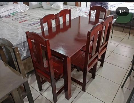 Conjunto de Mesa de Jantar em Madeira 