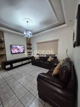 Casa para aluguel, 3 quartos, 1 suíte, 2 vagas, Laranjeiras - Uberlândia/MG