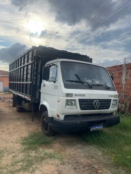 Vendo caminhão boiadeiro 8-120, 150.000,00 aceito trocas.