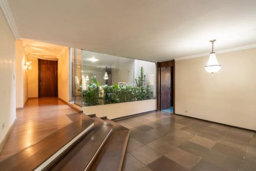 Excelente casa no Batel com muito requinte e conforto