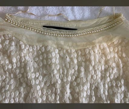 Blusa branca de renda e tule com detalhes de perolas na gola