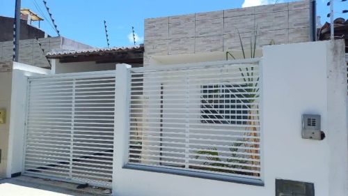 Casa com escritura na avenida principal do Albano Franco