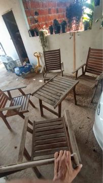 Conjunto de Mesa e Cadeiras de Madeira