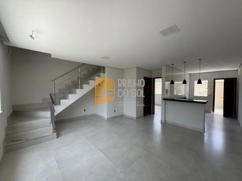Duplex Individual em Condomínio com Piscina  3 Quartos, 2 Suítes e Varanda |