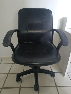 Cadeira de Escritório - Couro Preto 