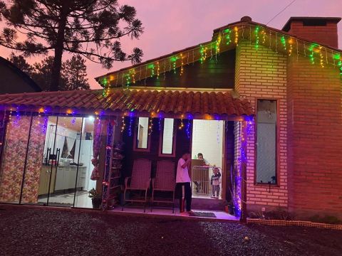 Casa aconchegante com área externa e churrasqueira
