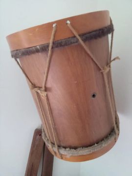 Tambor de madeira com cordas