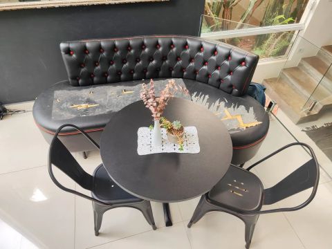 1Mesa 3cadeiras e 1 sofá 