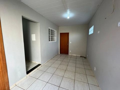 Bem localizada, há uma quadra do Hospital Rosa Pedrossian.