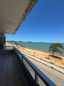 Apartamento de frente para o mar, pé na areia, 120 metros quadrados.