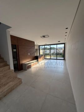 Lindo sobrado com 3 suites sendo uma com closet em condomínio com ótima localização