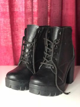Coturno preto feminino 