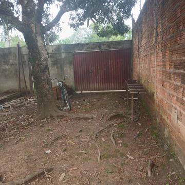 Casa com quintal e garagem em ótima localização10