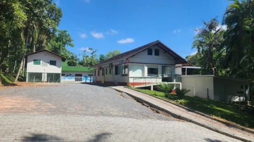 Estrutura esportiva com Piscina e Quadra cobertas