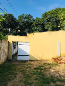 CASA COM 3 QUARTOS E 1 BANHEIRO