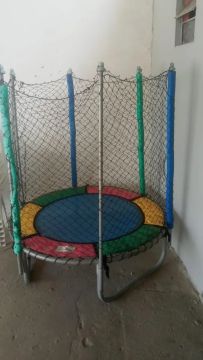 Trampolím infantil com rede de proteção