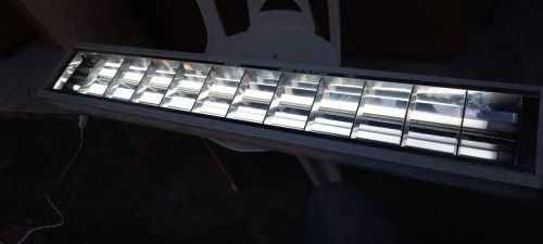 Luminária de teto com 20 lâmpadas fluorescentes R$ 150 cada
